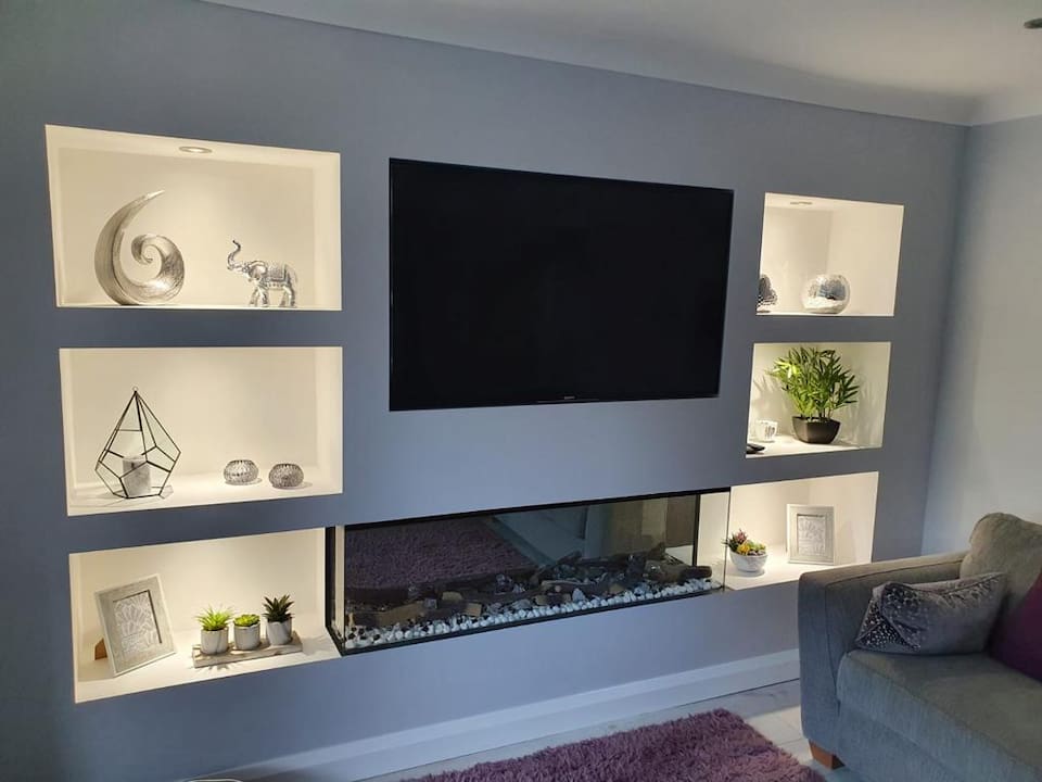 Media wall fire with across alcoves and inset shelves